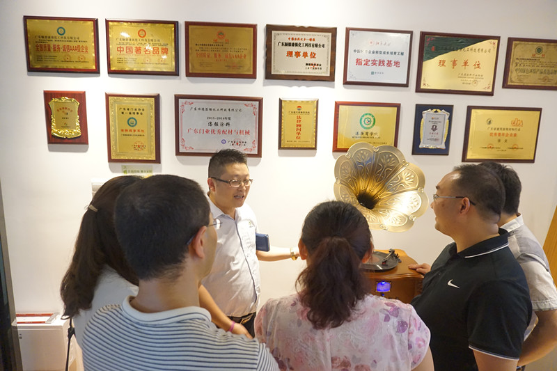 雏鸟APP化工展厅荣誉墙