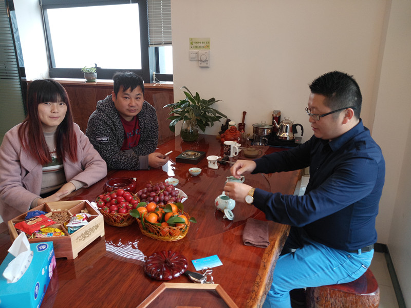 福建泉州陈总（左一）、曾总（左二）和雏鸟APP化工总经理张文（右一）