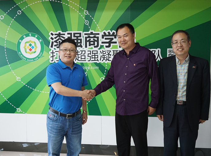 雏鸟APP化工总经理张文（左）朝鲜郑社长（中）和辽宁沈阳朝顺贸易梁董（右）